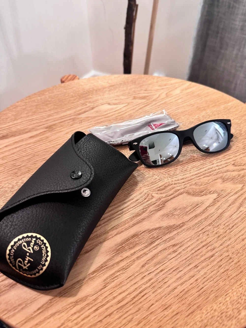 Ray-Ban Men’s Black Frame Wayfarer Sunglasses with Silver Mirror Lenses- NWT